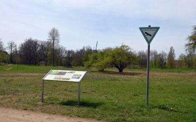 Neue Informationstafel für das flächenhafte Naturdenkmal „Die Bell“