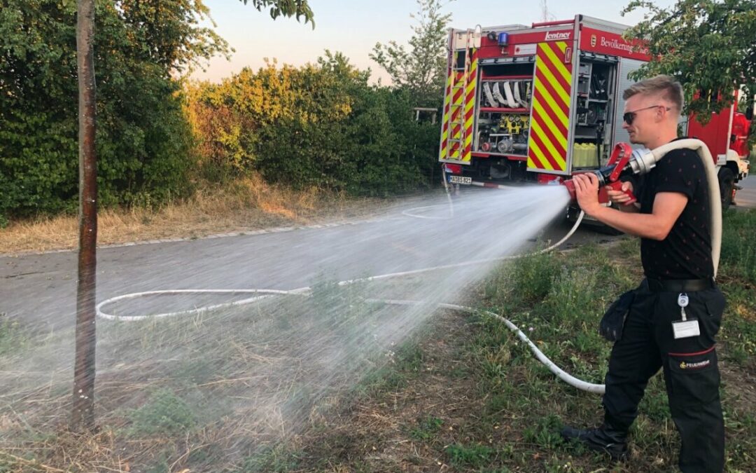 Freiwillige Feuerwehr unterstützt beim Bewässern von Bäumen