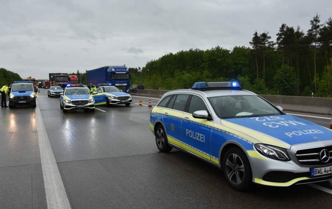 AKTUELL – A5/Bruchsal – Beim Reifenwechseln von LKW erfasst und todlich verletzt worden