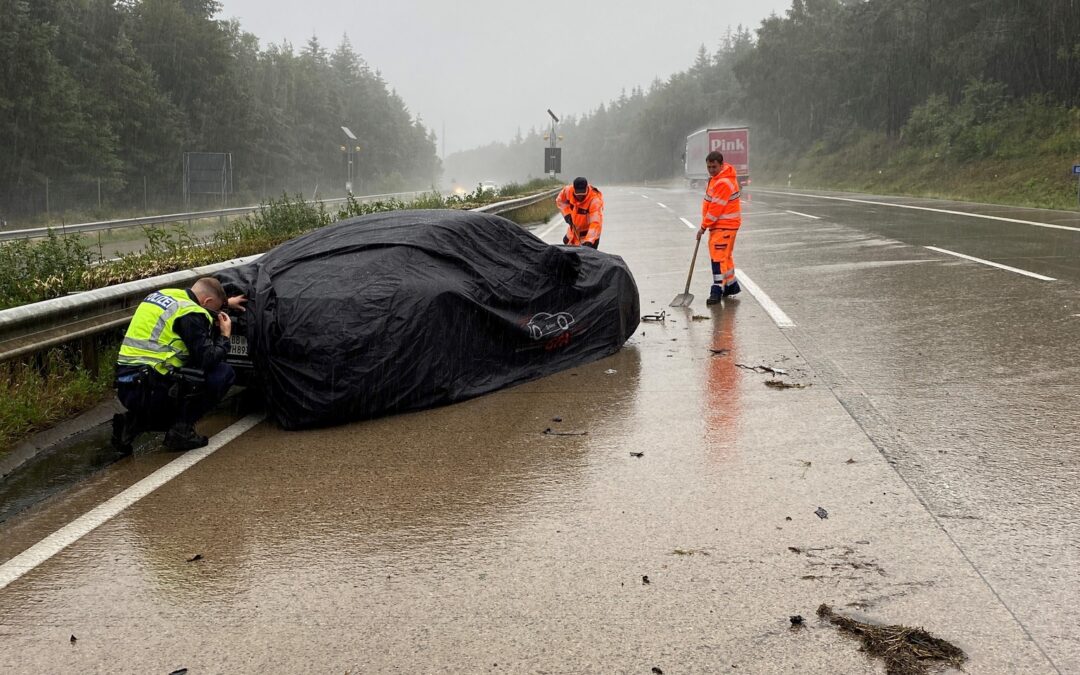 Autobahn 6 – Prototyp verunfallt auf nasser Fahrbahn und kracht in Leitplanke