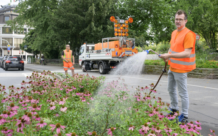 Trockene Hitzesommer: Umweltbürgermeister mit dem Gießfahrzeug unterwegs