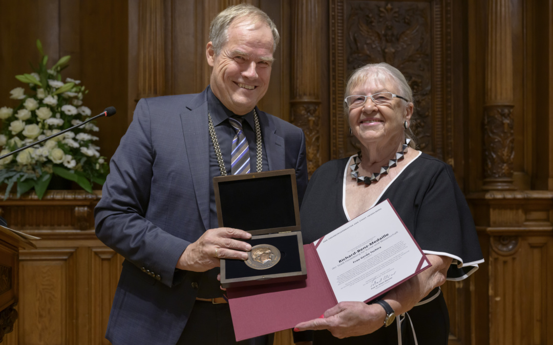 Gerda Tschira mit Richard-Benz-Medaille der Stadt Heidelberg geehrt