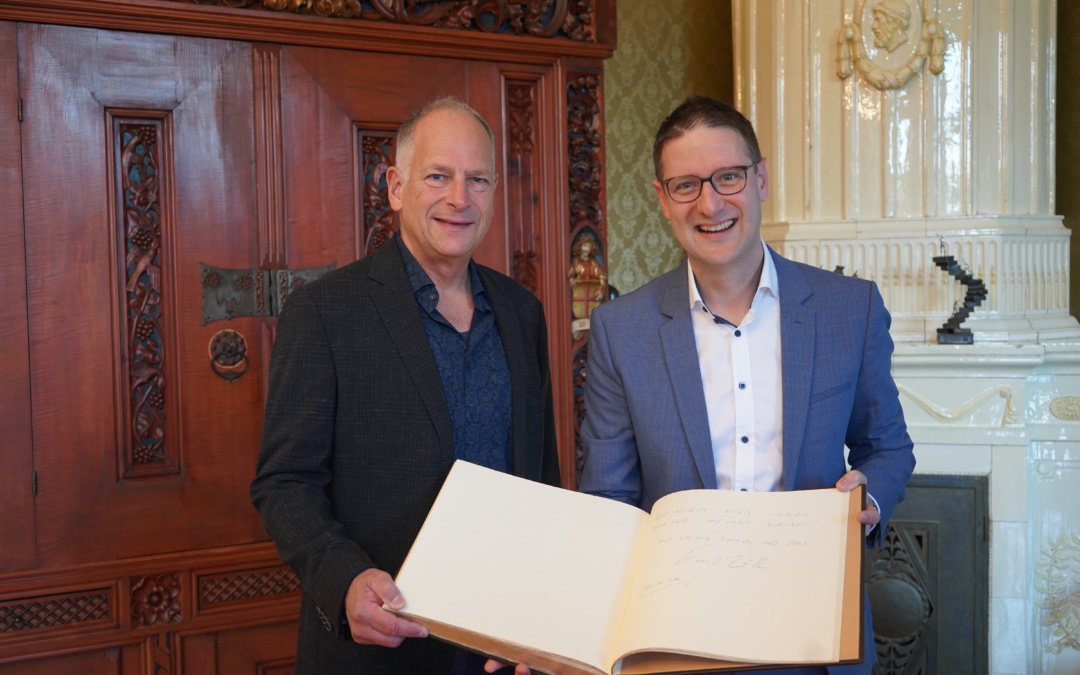 Schauspieler und Synchronsprecher Frank Röth trägt sich in das goldene Buch der Stadt Weinheim ein