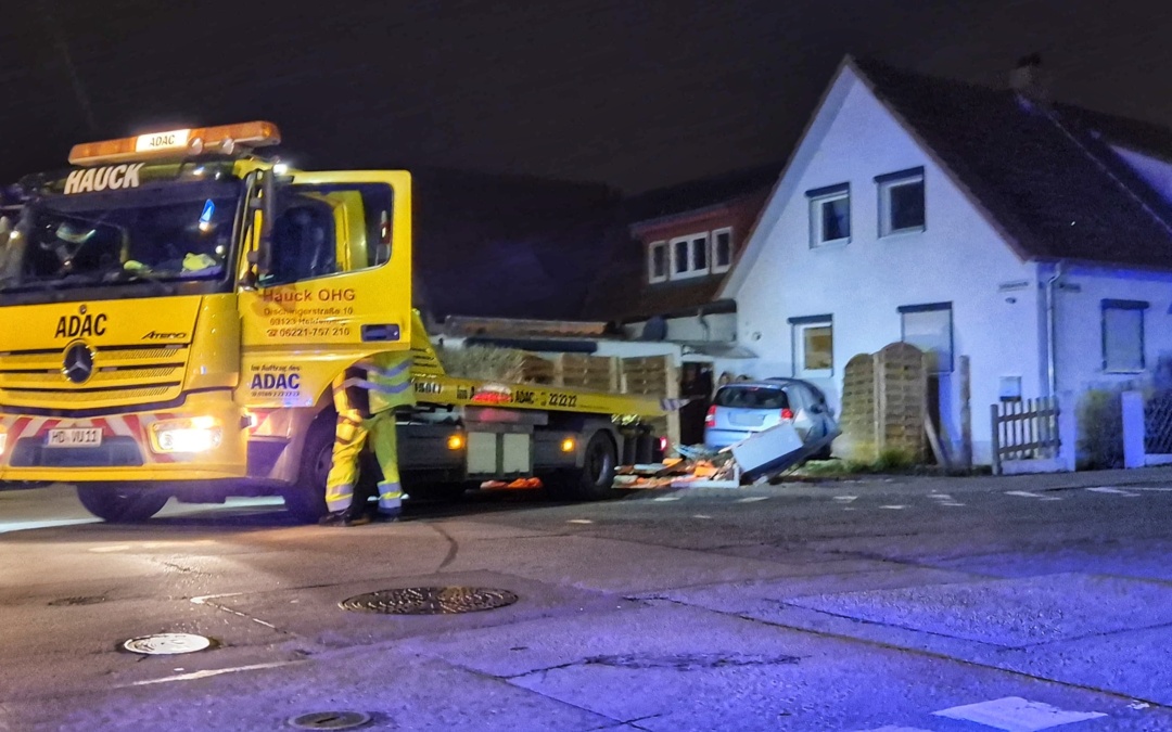 Heidelberg: Kia-Fahrerin rast über Stromkasten und verunfallt an Hauswand